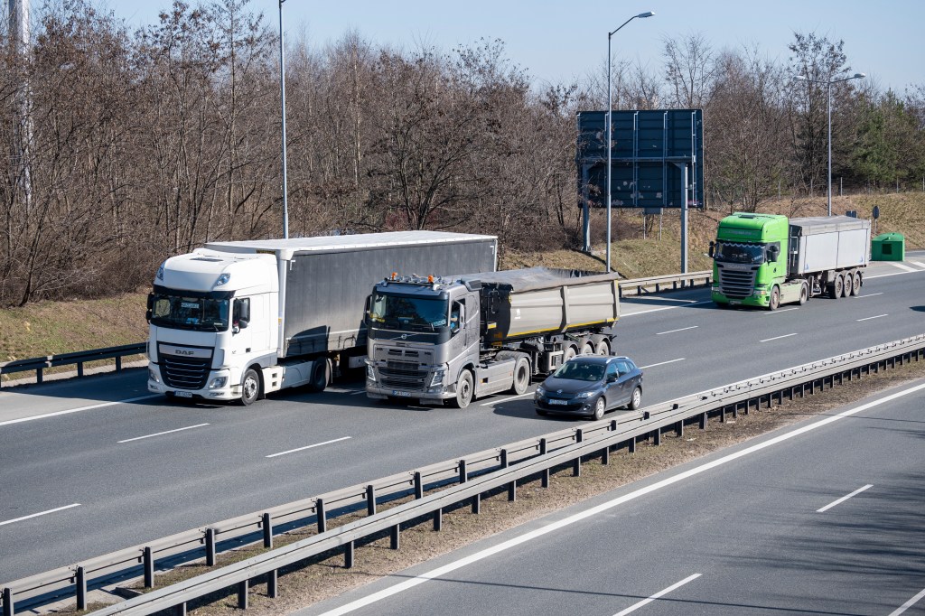 Nowe zakazy wyprzedzania obowiązujące od 1.07.2023 roku na terenie&nbsp;Polski
